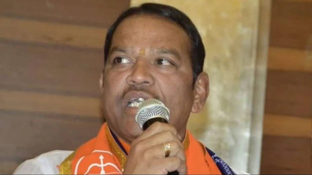 खासदारांच्या मूल्यांकनासाठी एक समिती नेमली जाते. वर्षभराच्या काळात तिन्ही अधिवेशनांमधील खासदारांची कामगिरी कशी आहे, यावरून त्यांची निवड केली जाते. शिवसेना खासदार श्रीरंग बारणे यांनाही हा पुरस्कार जाहीर झाला आहे.