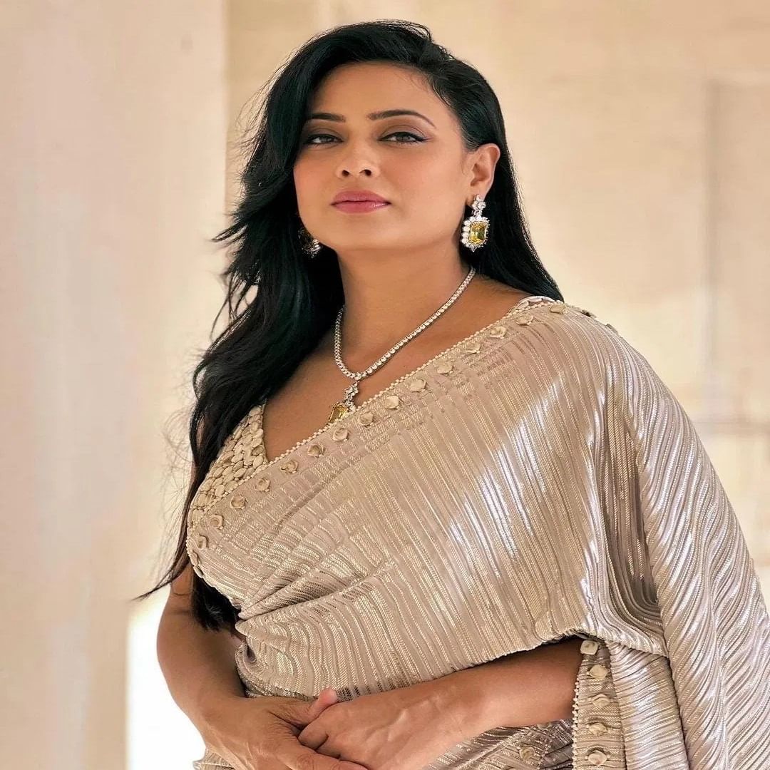 साध्या लाल रंगाच्या ड्रेसमध्ये श्वेताने फोटो पोस्ट केले आहेत. अभिनेत्री वयाच्या 43 व्या वर्षी देखील चाहत्यांना फॅशन गोल्स देत असते.