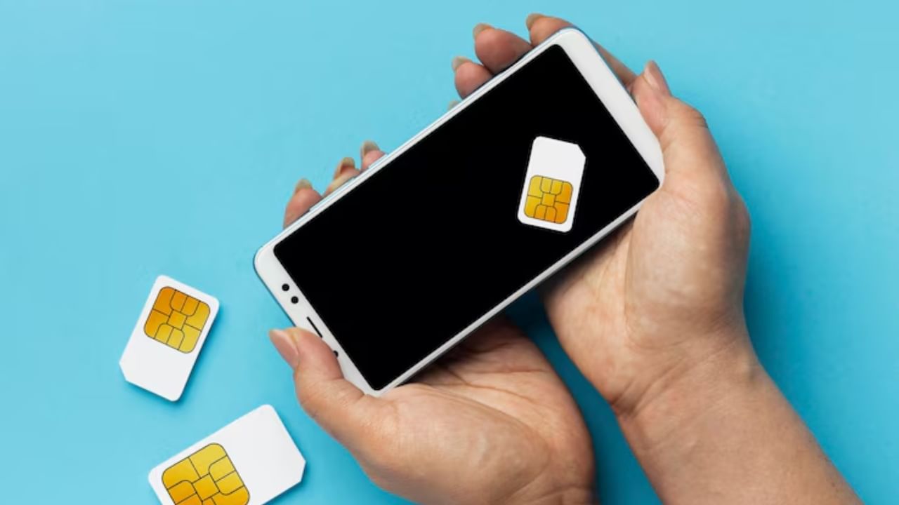 या समस्येवर तोडगा काढण्यासाठी टेलिकॉम कंपन्यांनी सिमचा एक कोपरा कापून टाकला. तसेच मोबाईलमध्ये ज्या ठिकाणी हे सिम लावलं जातं, त्या जागेवरही त्याच आकारचा तसाच ठेवावा असे मोबाईल कंपन्यांना सांगण्यात आले.