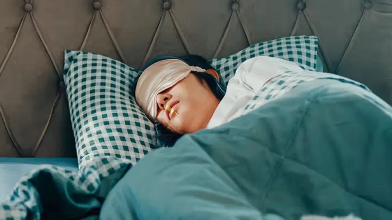 वादळी समुद्र आणि खोल पाण्याचे स्वप्न पाहणे हे मनाची अस्थिरता आणि भावनिक अशांतता दर्शवते. हे येणाऱ्या गंभीर कौटुंबिक वादाचा किंवा आयुष्यातील मोठ्या समस्येचा इशारा असू शकते.