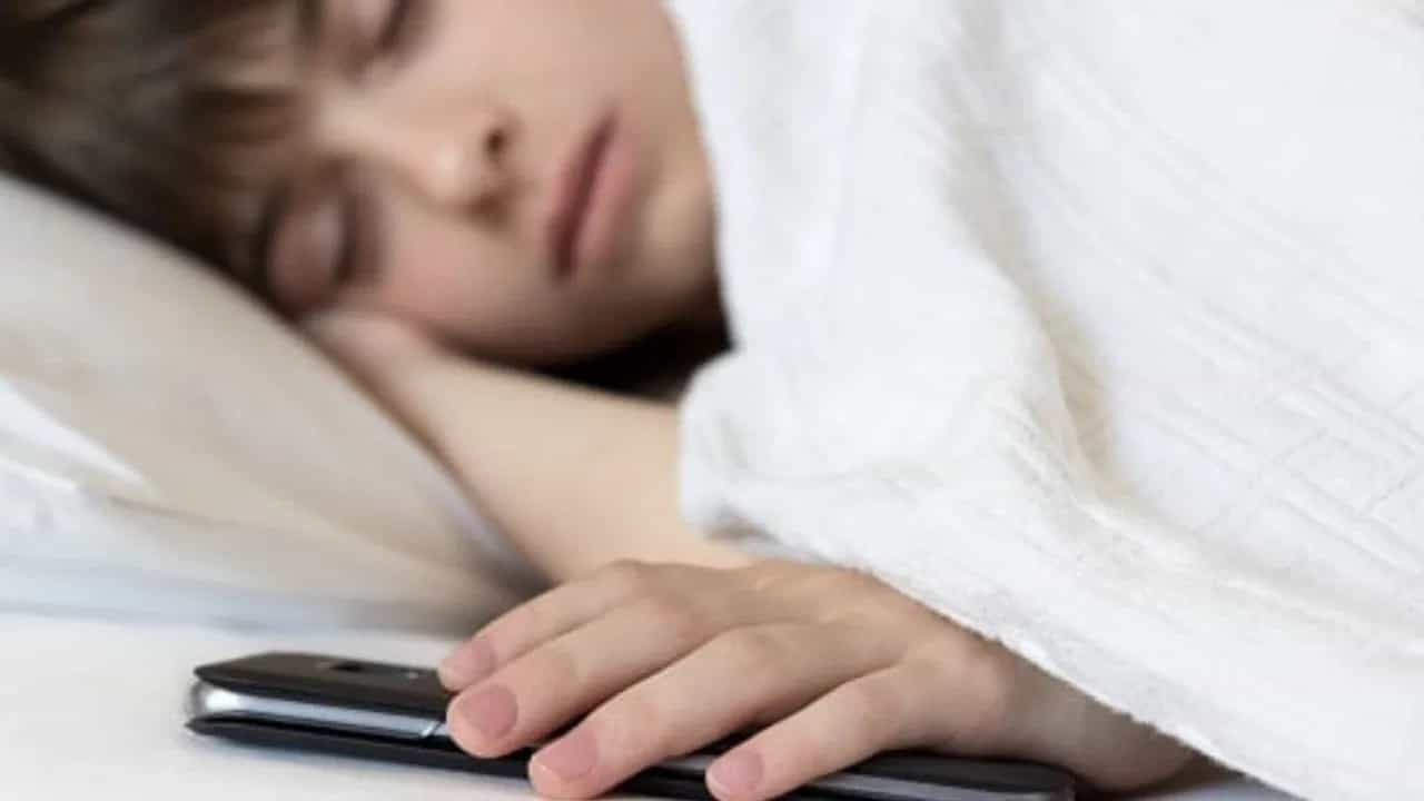 रात्री मोबाईल उशाशी ठेवून झोपण्यात खरंच धोका आहे का नाही? नेमकं काय होतं?