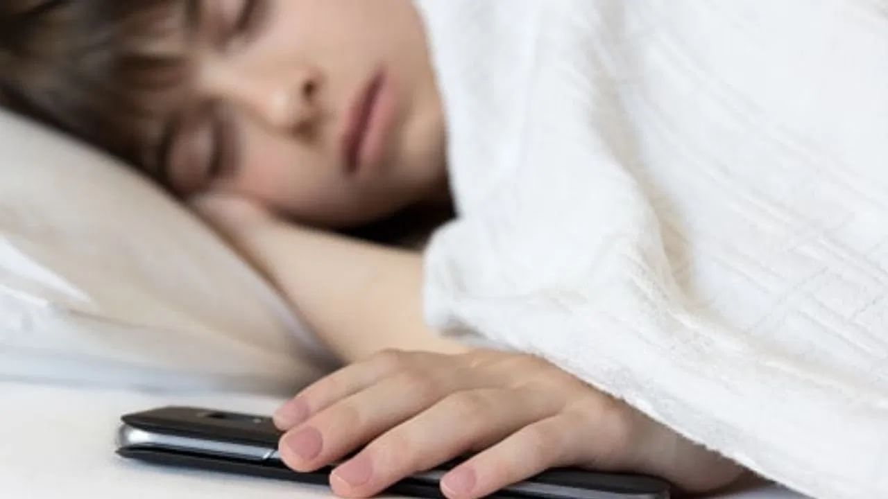 रात्री मोबाईल उशाशी ठेवून झोपण्यात खरंच धोका आहे का नाही? नेमकं काय होतं? रात्री मोबाईल उशाशी ठेवून झोपण्यात खरंच धोका आहे का नाही? नेमकं काय होतं?