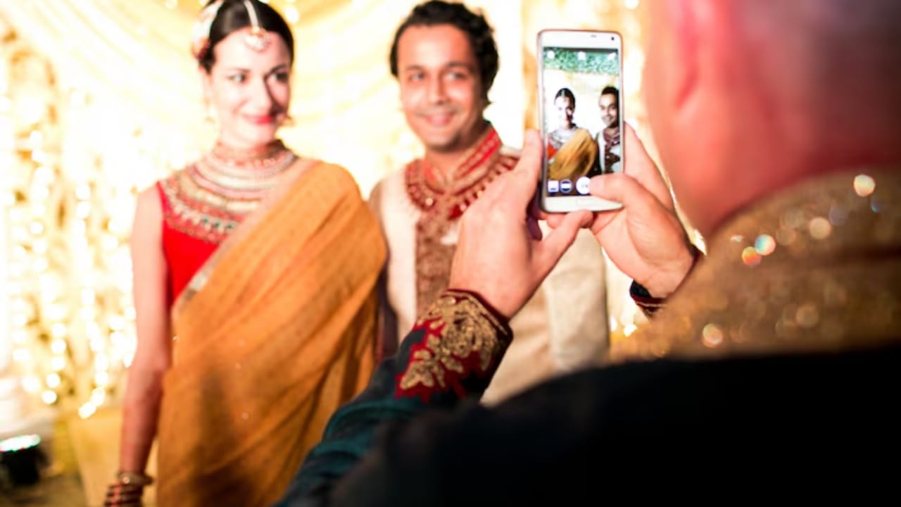 लग्नात DSLR नाही? टेन्शन नॉट, स्मार्टफोनने या टीप्स वापरा आणि काढा जबरदस्त फोटो! लग्नात DSLR नाही? टेन्शन नॉट, स्मार्टफोनने या टीप्स वापरा आणि काढा जबरदस्त फोटो!