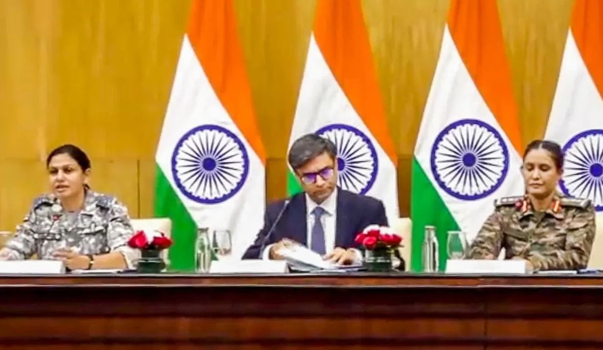 भारतीय लष्कराच्या या पत्रकार परिषदेत लष्कराच्या कर्नल सोफिया कुरेशी आणि वायूदलाच्या व्योमिका सिंह सर्व माहिती प्रसारमाधम्यांना देत होत्या. यापैकी कर्नल सोफिया कुरेशी यांच्या बहिणीचे बॉलिवूडशी कनेक्शन आहे.