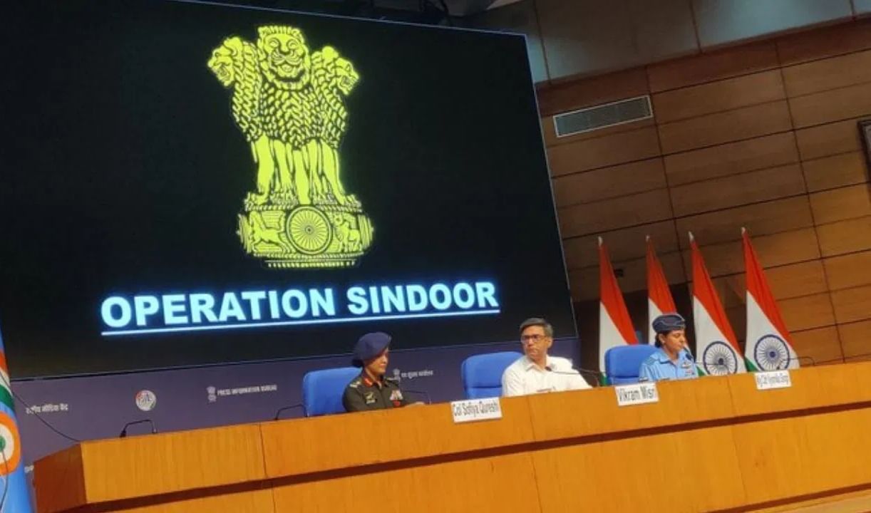 सोफियाच्या बहिणीचे बॉलिवूडशी म्हणजेच हिंदी चित्रपटसृष्टीशी एक कनेक्शन आहे. कर्नल सोफिया कुरेशी यांच्या बहिणीचे नाव शायना कुरेशी आहे.जी चित्रपटाशी संबंधित व्यवसायात आहे. त्या मोठ्या पडद्यावर जरी दिसत नाहीत. कारण त्या काही अभिनेत्री नाहीत.