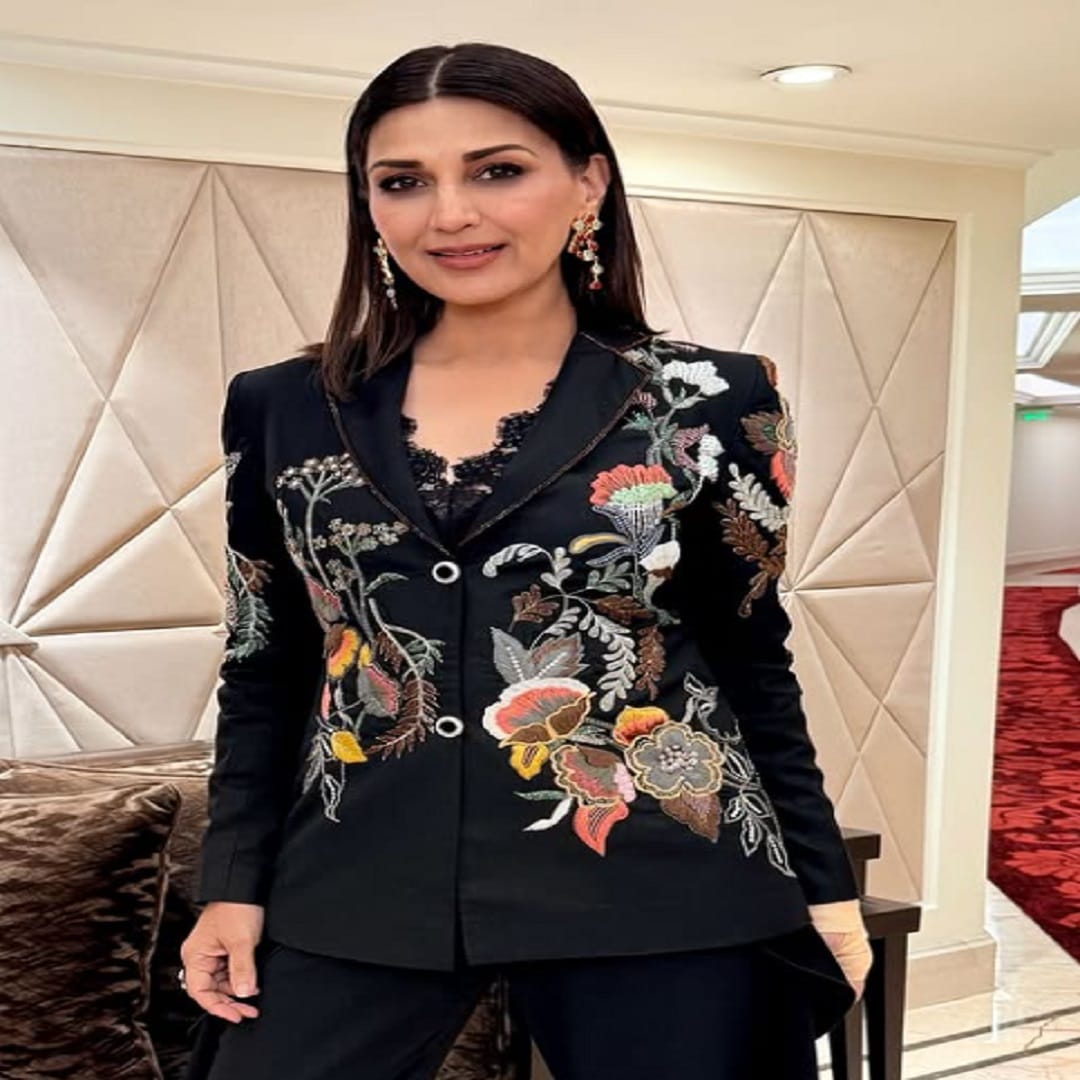 'हम साथ साथ है', 'सरफरोश', 'दिलजले', 'कल हो ना हो' यांसारख्या अनेक सिनेमांमध्ये सोनालीने महत्त्वाची भूमिका साकारली. आता अभिनेत्री चाहत्यांना फॅशन गोल्स देत असते.