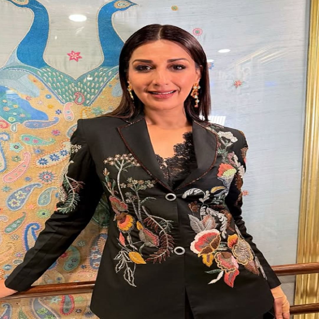 अभिनेत्री सोनाली आता तिच्या अभिनयामुळे चर्चेत नसली तरी, फॅशन सेन्समुळे चर्चेत असते. आता देखील अभिनेत्रीचे काही फोटो सोशल मीडियावर तुफान व्हायरल होत आहेत.