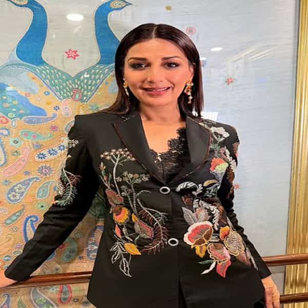 अभिनेत्री सोनाली आता तिच्या अभिनयामुळे चर्चेत नसली तरी, फॅशन सेन्समुळे चर्चेत असते. आता देखील अभिनेत्रीचे काही फोटो सोशल मीडियावर तुफान व्हायरल होत आहेत.