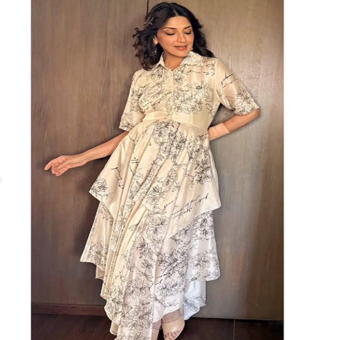 अभिनेत्री सोनाली बेंद्रे हिने काही फोटो पोस्ट केले आहेत. खास लूकमध्ये अभिनेत्रीने फोटो पोस्ट केले आहेत. सध्या सर्वत्र फक्त आणि फक्त सोनालीच्या फोटोंची चर्चा रंगली आहे.