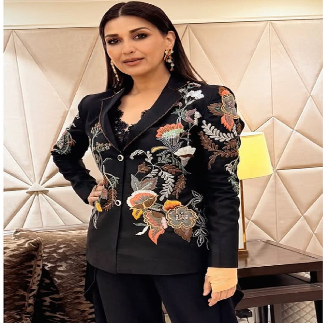 फोटोंवर चाहते लाईक्स आणि कमेंटचा वर्षाव करत आहेत. एक चाहता म्हणाला, '90 च्या दशकातील मुलांची क्रश..', एवढंच नाही तर, अनेकांनी अभिनेत्रीत्या लूक्स कौतुक केलं आहे.