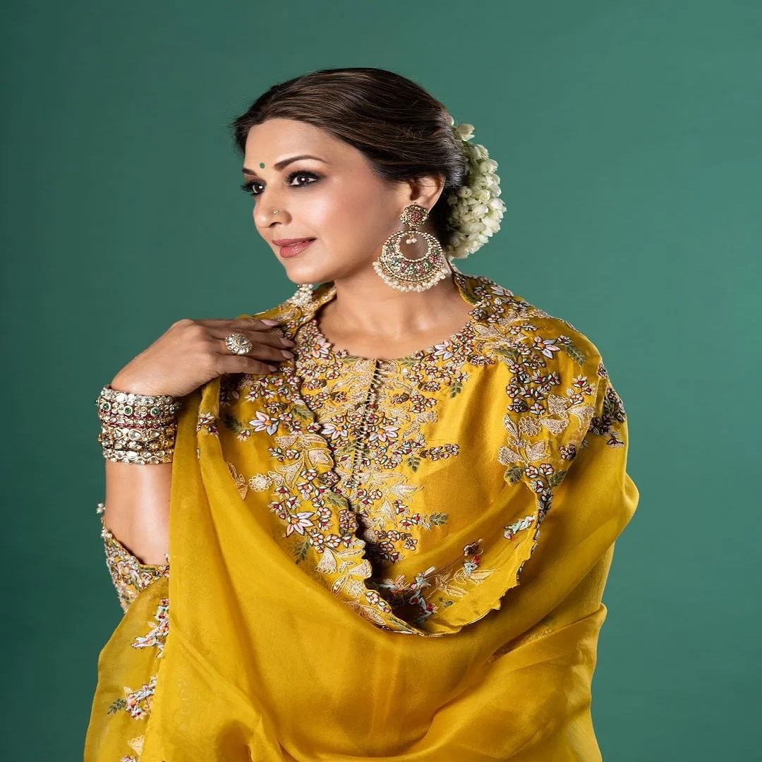 वयाच्या 50 व्या वर्षी देखील सोनालीचं सौंदर्य कमी झालेलं नाही. व्यायाम आणि योगा करत अभिनेत्री स्वतःला फिट ठेवते. 