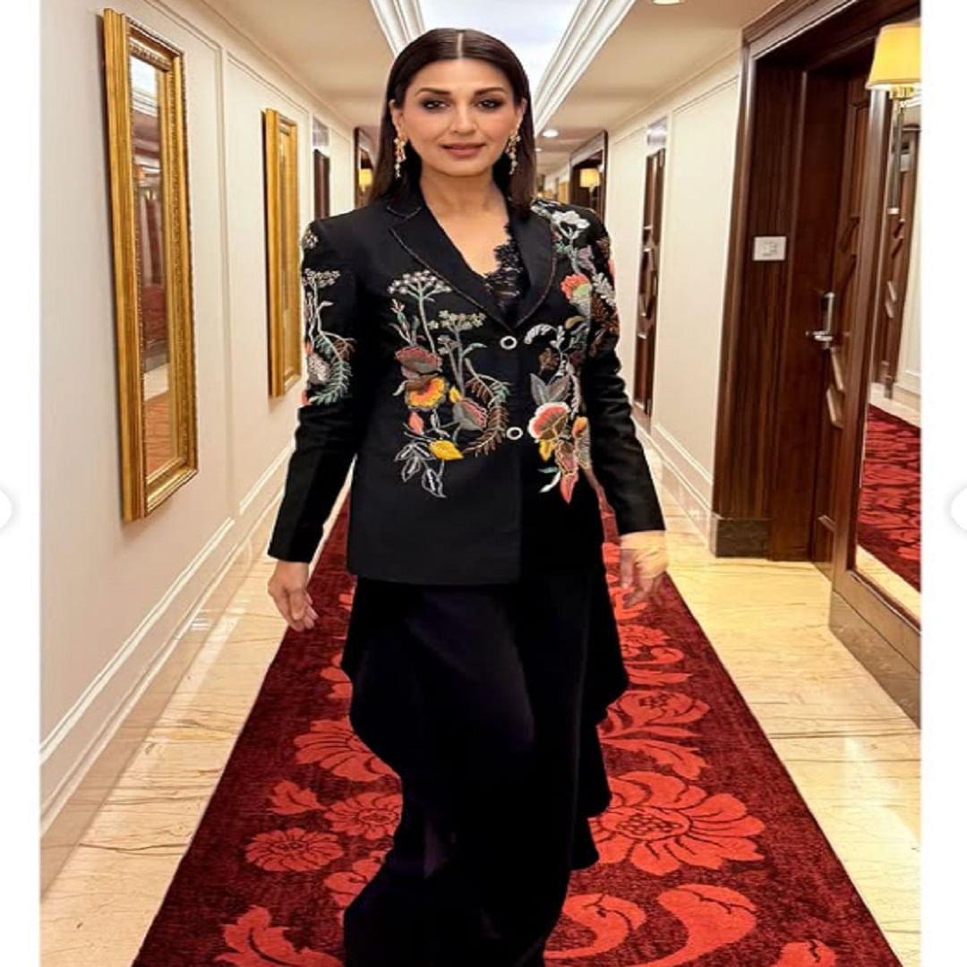 फोटो पोस्ट करत अभिनेत्रीने कॅप्शनमध्ये, मुलाखतींनी भरलेल्या दिवसात दिल्लीत एक  थांबा!  'अ बुक ऑफ बुक्स', चित्रपट आणि त्यामधील सर्व गोष्टींबद्दल बोलले...' असं लिहिलं आहे.