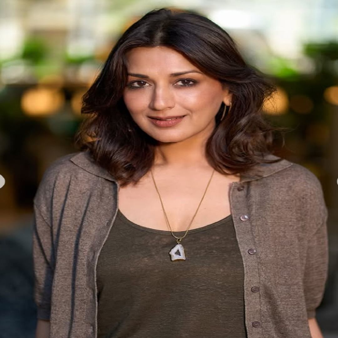 फोटोंवर चाहते लाईक्स आणि कमेंटचा वर्षाव करत आहेत. एक चाहता म्हणाला, '90 च्या दशकातील मुलांची क्रश..', एवढंच नाही तर, अनेकांनी अभिनेत्रीत्या लूक्स कौतुक केलं आहे.