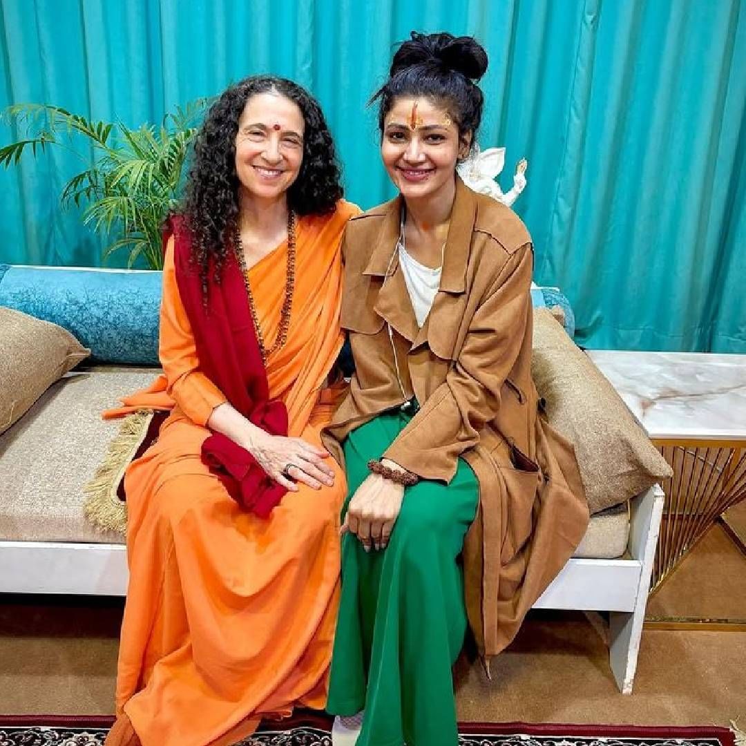 "ही इंडस्ट्री मला मोकळेपणे श्वास घेऊ देत नाही. आता मी आणखी दिखावा करू शकत नाही. मला वास्तविकतेत जगायचं आहे. मला लाइफ कोच आणि स्पिरिच्युअल हीलर बनायचं आहे. आयुष्य कधी कोणत्या वळणावर बदलेल हे कोणालाच माहीत नाही", असंही ती म्हणाली.