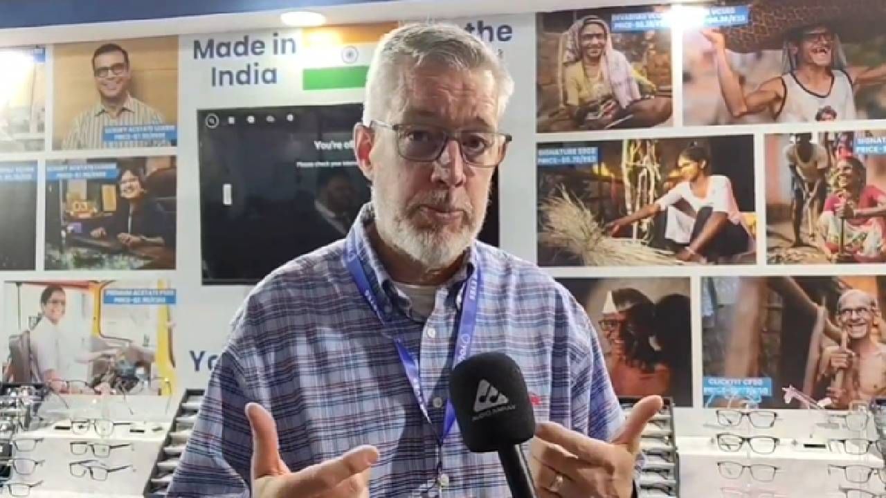 व्हिजन फ्रेंड साकिब गोरे या संस्थेने ३३ रुपयांपासून २६० रुपयांपर्यंत देवाभाऊ चष्म्याची सीरिज बनवली आहे. आता जगातील 140 देशांमध्ये 0.38 डॉलर, म्हणजेच 33 रुपयांमध्ये चष्मा उपलब्ध होण्याचा मार्ग मोकळा झालाय.