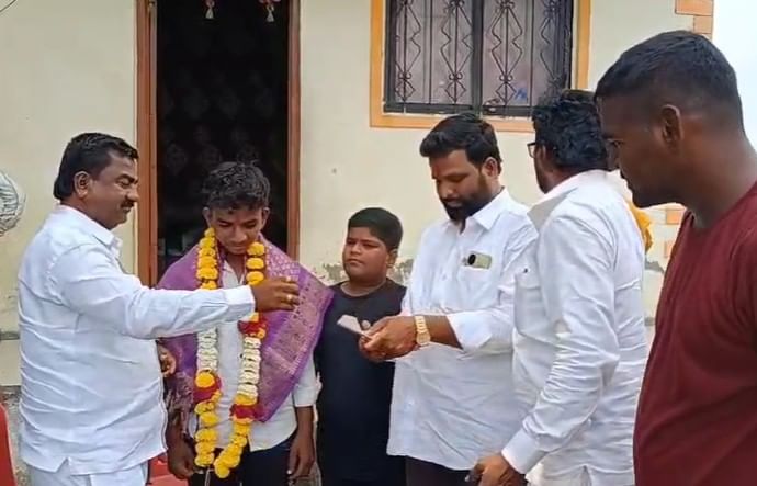35 टक्के गुण मिळवलेल्या विशाल याची भटुंबरे ग्रामस्थांनी विशाल याला डोक्यावर घेत मिरवणूक काढली आणि त्याचा सत्कार केला आहे