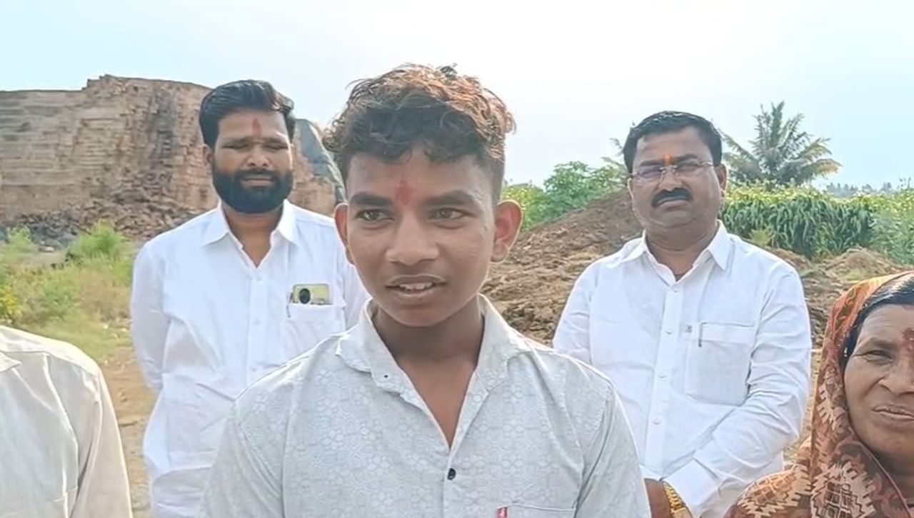 यंदा दहावीत नेहमीप्रमाणे मुलींनी बाजी मारली आहे. मुलं देखील चांगले गुण मिळवित उत्तीर्ण झाली आहेत. परंतू विशाल सलगर याने तर कहरच केला आहे.त्याने सर्वच विषयांमध्ये 35 गुण मिळवत दहावीत 35 टक्के मार्क मिळवत नवा रेकॉर्ड केला आहे.