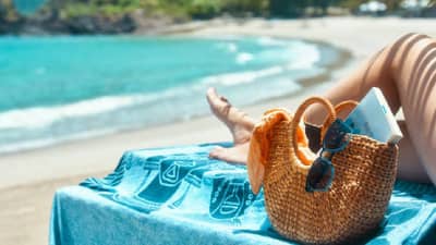 उन्हाळ्यात या 5 गोष्टी बॅगेत ठेवाव्यात, दिवसभर चेहऱ्यावर राहील ताजी चमक