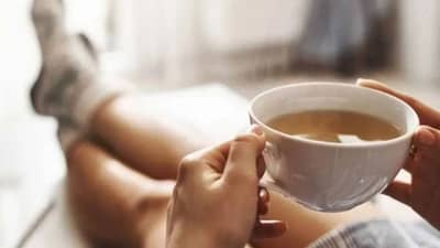 चहाप्रेमी चहा पिताना करतात या 5 सामान्य चुका, जाणून घ्या