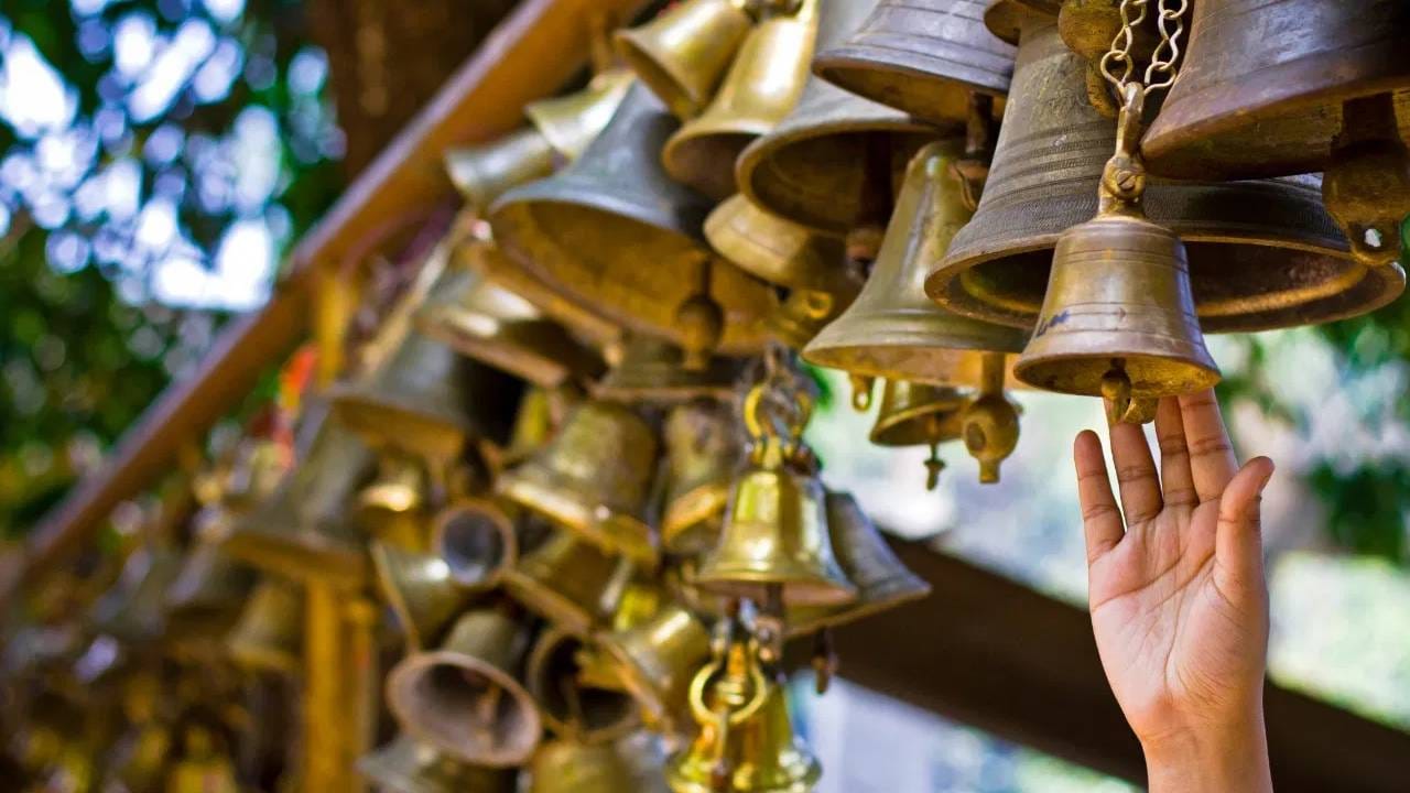 घंटीला चेतना जागवणारे यंत्र मानले जाते. घंटीमुळे शरीरातील सातही चक्र जागृत होतात, असे मानले जातात. 