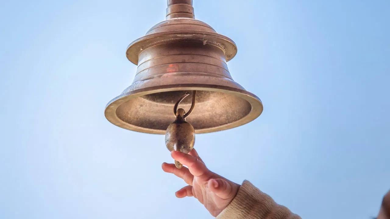 हिंदू धर्मात मंदिरात घंटा वाजला जातो. यामागे अनेक धार्मिक कारणं आहेत. 