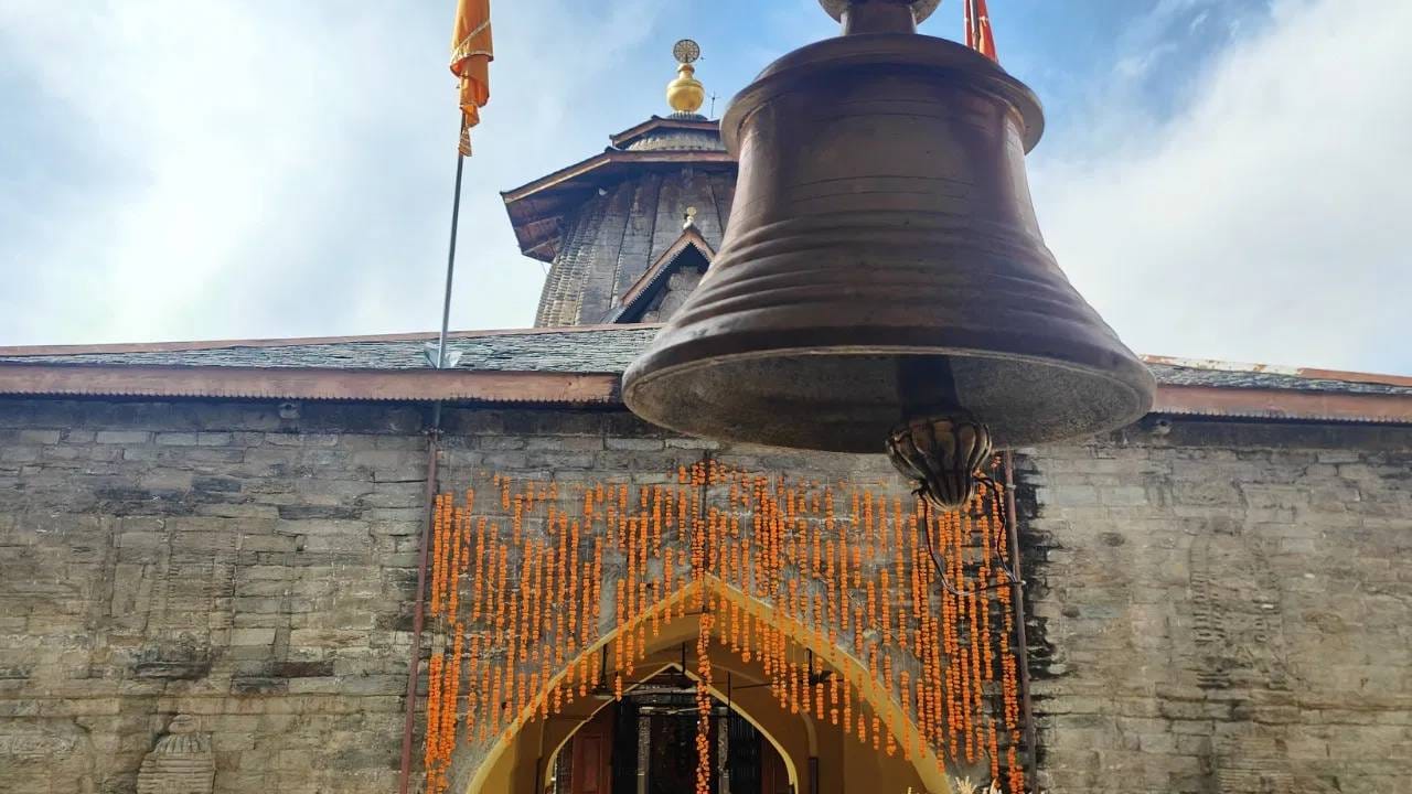 तुमच्या घरात असलेल्या मंदिरात जी घंटी वापरली जाते, त्याला गरुडी घंटी म्हटले जाते. या घंटीवर असलेला पक्षी भक्तांचा संदेश भगवान विष्णूपर्यंत घेऊन जातो, असे म्हटले जाते. (Disclaimer: वरच्या लेखातील माहिती ही प्राथमिक स्वरुपाची आहे. आम्ही या माहितीची पुष्टी करत नाही किंवा समर्थनही देत नाही. या लेखाच्या माध्यमातून अंधश्रद्धा पसरवण्याचा आमचा उद्देश नाही. वरच्या लेखात दिलेल्या माहितीवरून कोणताही निर्णय घेण्याआधी त्या-त्या क्षेत्रातील तज्ज्ञांचा सल्ला आवश्य घ्या.)  