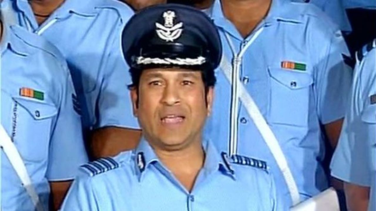 भारताचा मास्टर ब्लास्टर सचिन तेंडुलकर हा भारतीय हवाई दलात ग्रुप कॅप्टन आहे. 2010 मध्ये सचिनला ही रॅक देण्यात आली होती. सचिन तेंडुलकर युवकांचा स्टार आहे. त्यामुळे त्याच्या माध्यमातून युवकांना भारतीय लष्कराकडे आकर्षित करण्याचा प्रयत्न केला गेला.