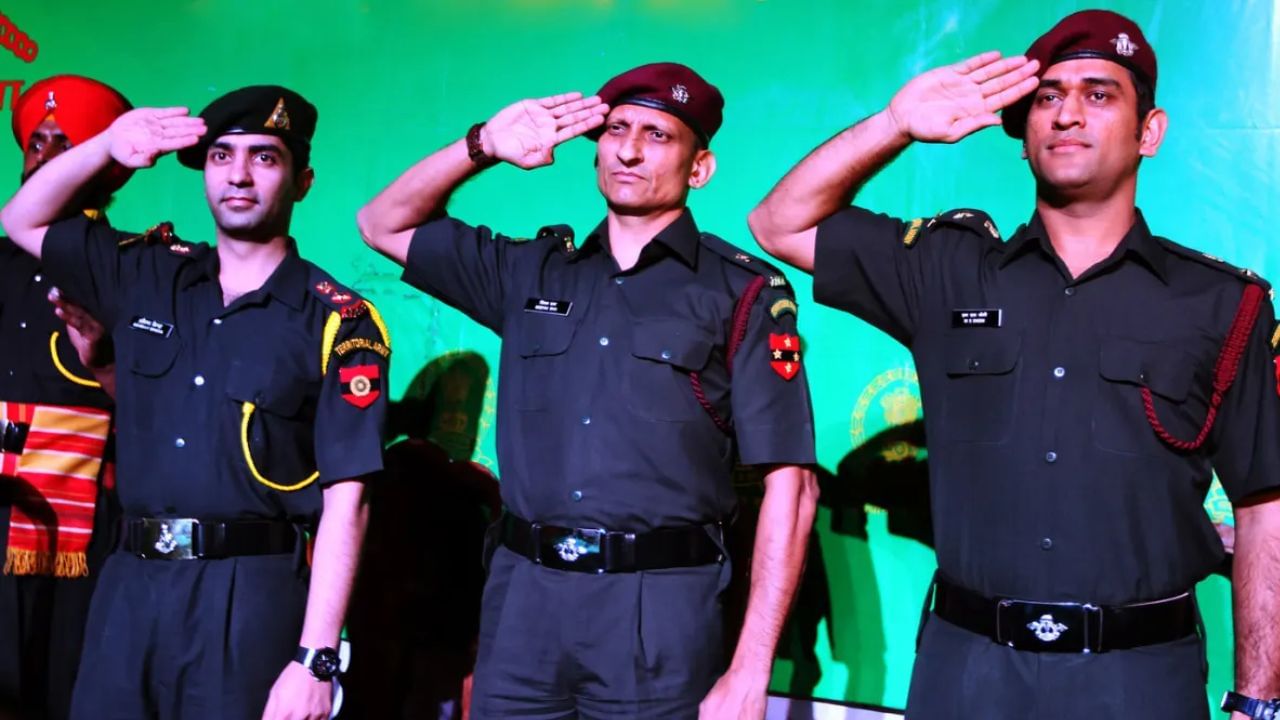 भारताचा पहिला वैयक्तीक सुवर्णपदक विजेता अभिनव बिंद्रा हा ही प्रादेशिक सेनेत अधिकारी आहे. त्याला मेजर करण्यात आले आहे. अभिनव बिंद्राने आपल्या क्रीडा कौशल्याबरोबर भारतीय सैन्यासाठी महत्वाची भूमिका बजावली आहे.
