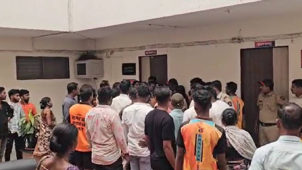 मुरबाड पोलीस ठाण्यात या चार आरोपींविरुद्ध खूनाचा गुन्हा दाखल झाला असून पोलीस या प्रकरणाचा तपास करत आहेत.