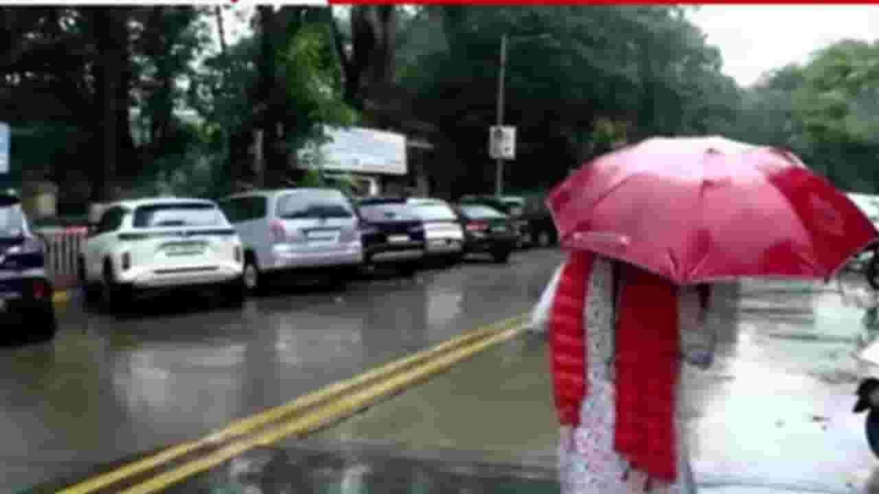 Mumbai Rain Updates : ठाण्यात पावसाला सुरुवात; मध्य रेल्वे 15 मिनिटं उशिरा Mumbai Rain Updates : ठाण्यात पावसाला सुरुवात; मध्य रेल्वे 15 मिनिटं उशिरा