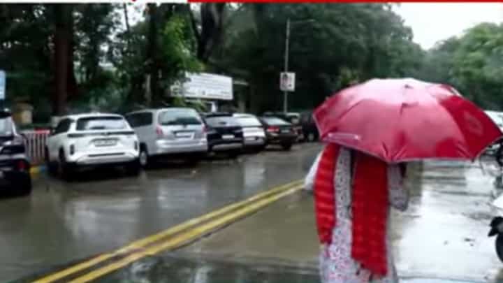 Mumbai Rain Updates : ठाण्यात पावसाला सुरुवात; मध्य रेल्वे 15 मिनिटं उशिरा Mumbai Rain Updates : ठाण्यात पावसाला सुरुवात; मध्य रेल्वे 15 मिनिटं उशिरा