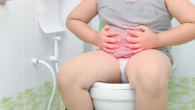 शौचास जाण्याआधी पाणी पिणे का महत्वाचे? जाणून घ्या फायदे