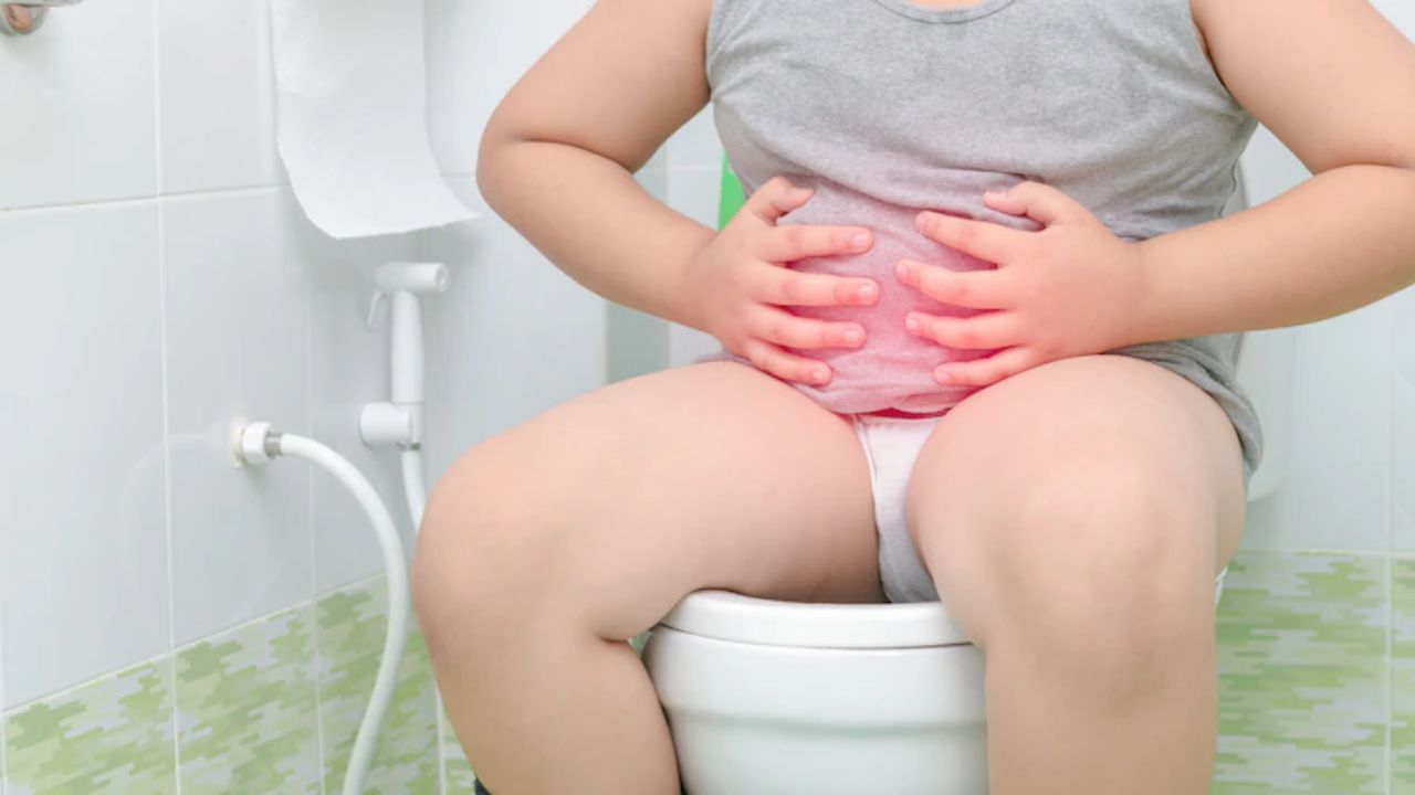 शौचास जाण्याआधी पाणी पिणे का महत्वाचे? जाणून घ्या फायदे शौचास जाण्याआधी पाणी पिणे का महत्वाचे? जाणून घ्या फायदे