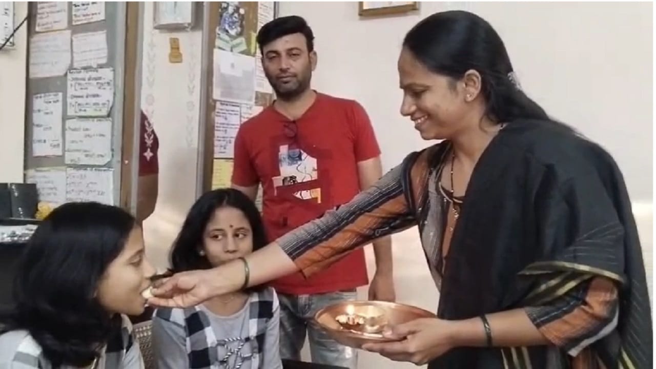 आष्टी शहरातील अनुष्का व तनुष्का धिरज देशपांडे या जुळ्या बहिणींना सारखे गुण मिळाले आहे. ज्यामुळे त्यांचं कौतुक देखील होत आहे. 