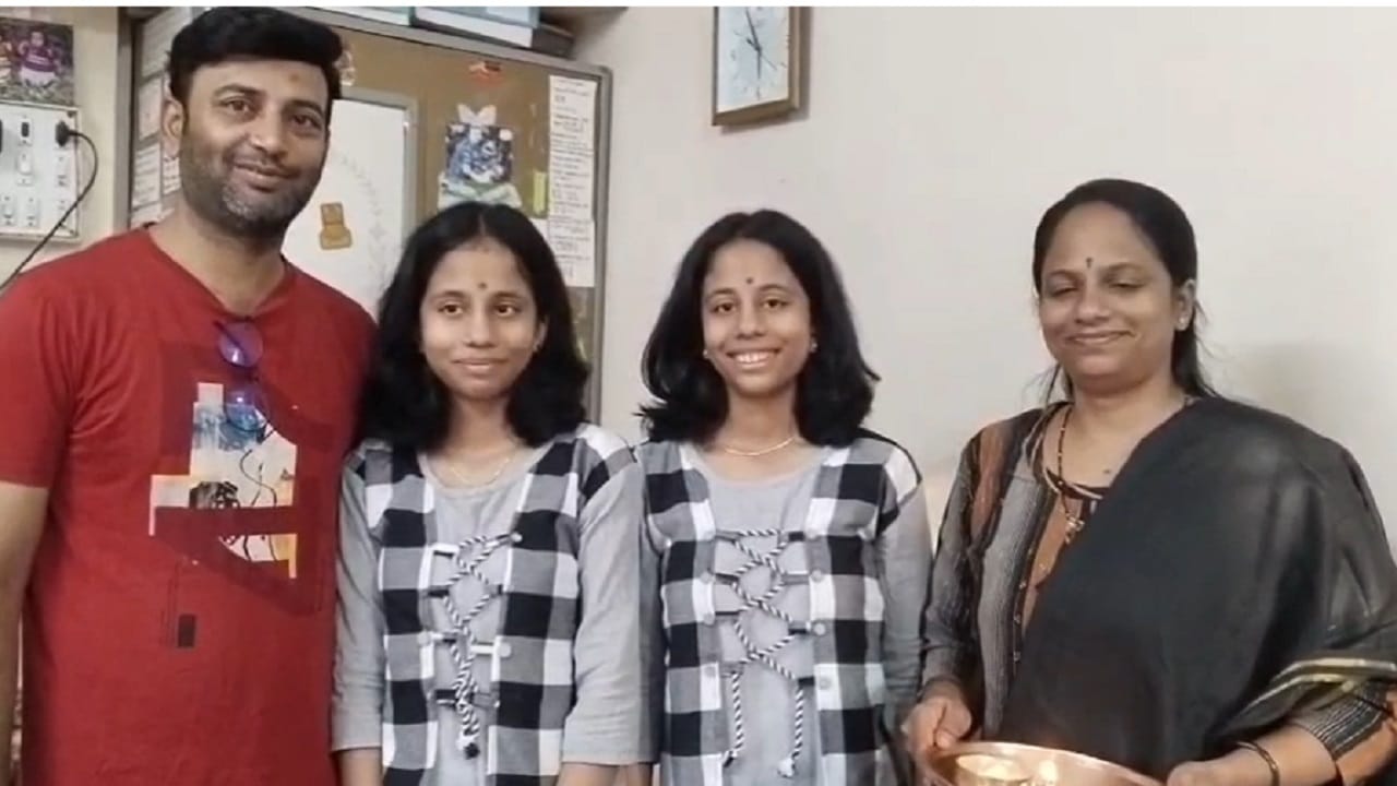 दोघींनाही 96 टक्के गुण मिळाल्याने या जुळ्या बहिणींची आणि मार्कांची खूपच चर्चा होत आहे. परिसरात जुळ्या बहिणींना जुळे गुण मिळाले अशी चर्चा होत आहे.