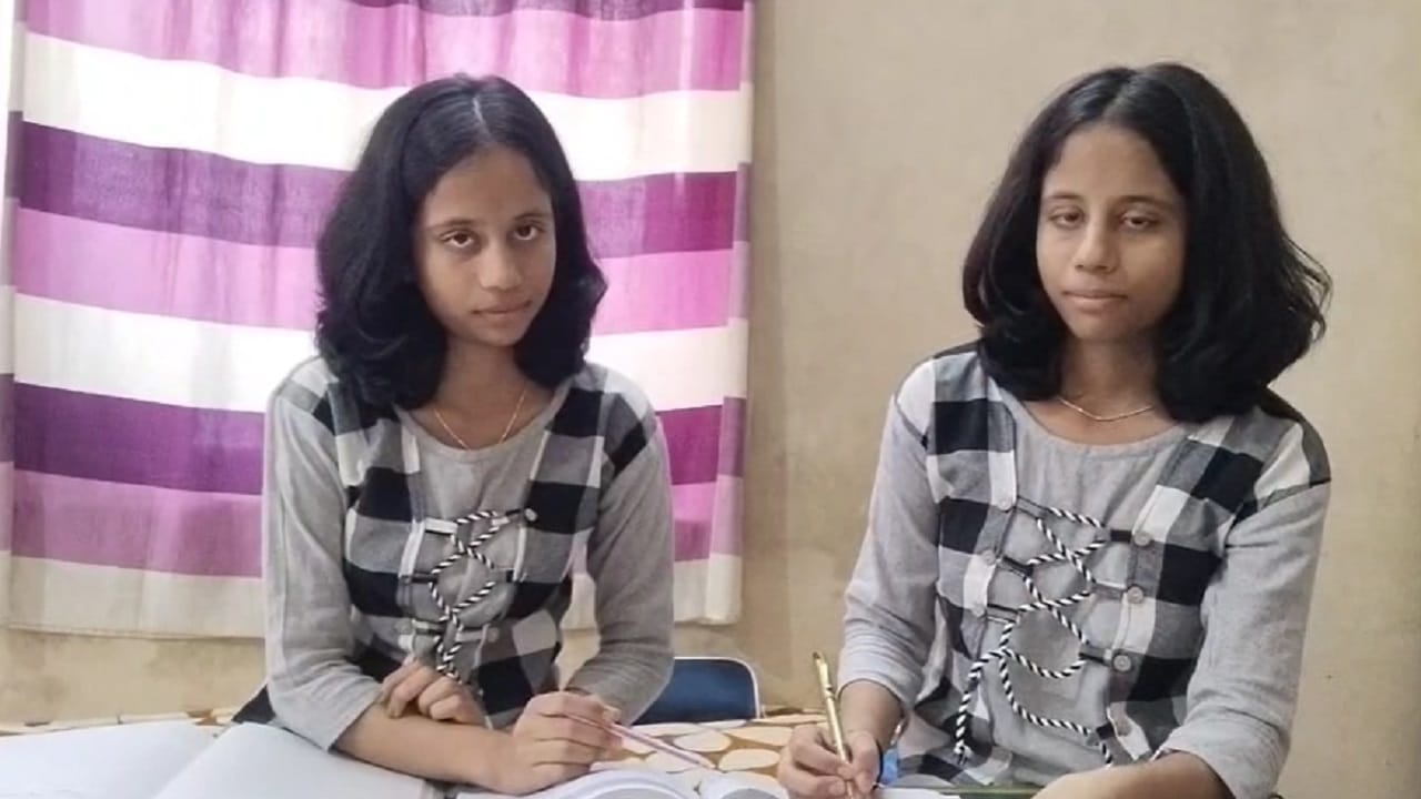 बीड येथे राहत असलेल्या जुळ्या बहिणींना दहावीच्या निकालात सेम टू सेम गुण मिळाले आहे. त्यामुळे जुळ्या बहिणी, जुळे गुण अशी चर्चा सध्या राज्यात सुरु आहे. 