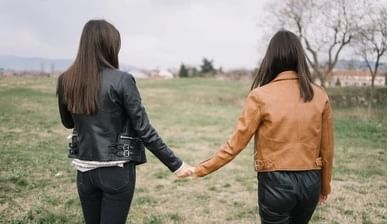 मोठी बहीण प्रियकराला थेट घरी बोलवायची,लहान बहिणींशी संबंध ठेवायला भाग पाडले, अखेर...