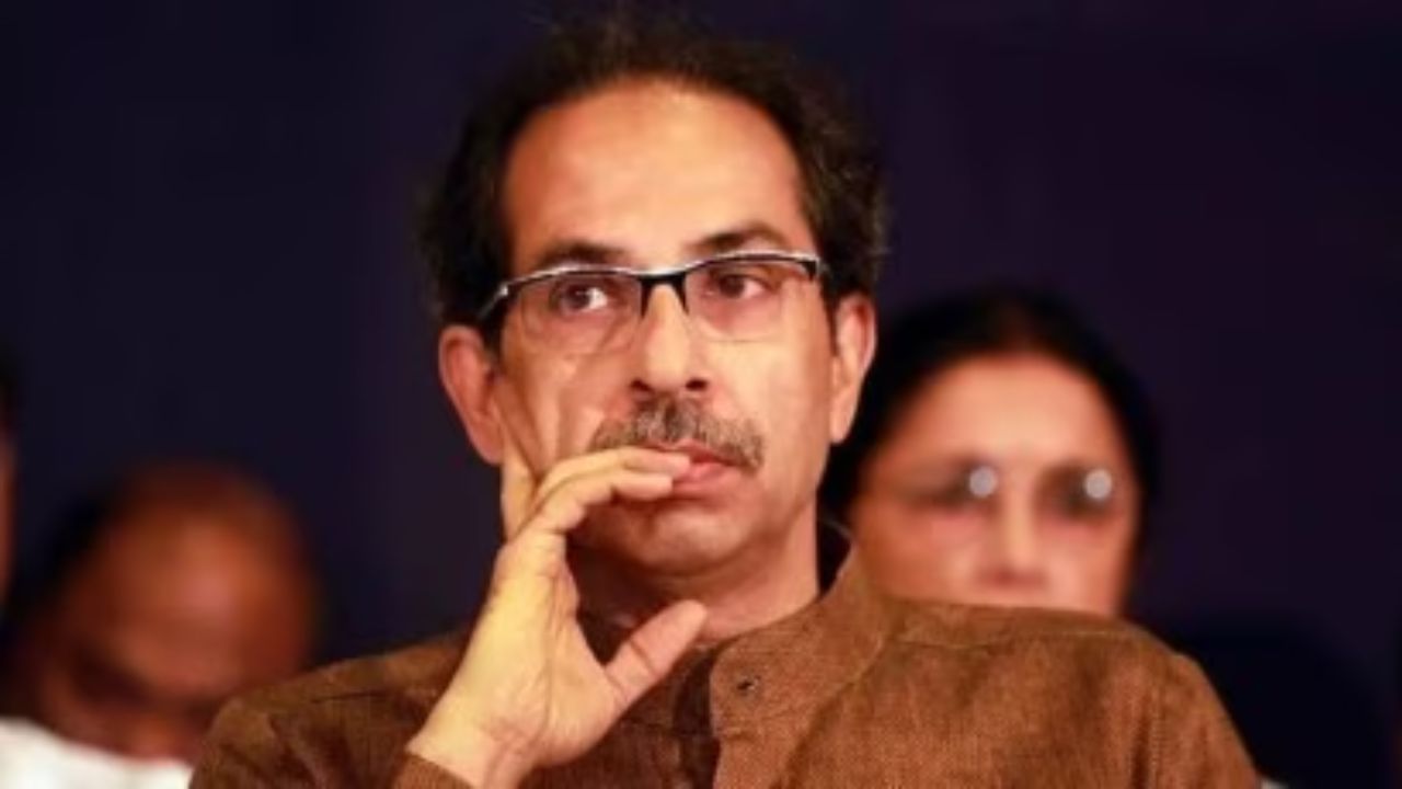 मुंबईतून उद्धव ठाकरे यांना धक्का, कौटुंबिक संबंध असलेल्या नेत्याचा पक्षाला 'जय महाराष्ट्र' मुंबईतून उद्धव ठाकरे यांना धक्का, कौटुंबिक संबंध असलेल्या नेत्याचा पक्षाला 'जय महाराष्ट्र'