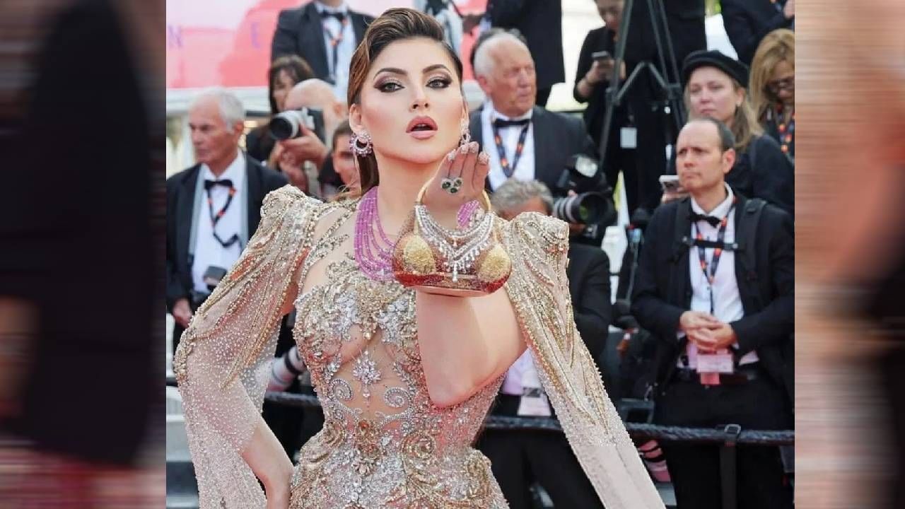 उर्वशीने रेड कार्पेटवर तिचा हँडबॅगही चांगलीच गाजवली. कॅमेऱ्यासमोर बॅग घेऊन तिने बऱ्याच पोझ दिल्या.