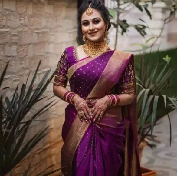 वैष्णवी हगवणे हिच्या मृत्यूचे प्रकरण संपूर्ण महाराष्ट्रात गाजले आहे. वैष्णवीने प्रेमविवाह केला होता. या लग्नात तिच्या माहेरच्यांनी 51 तोळे सोनं, फॉर्च्यूनर गाडी तसेच इतरही महागड्या वस्तू दिल्या होत्या.