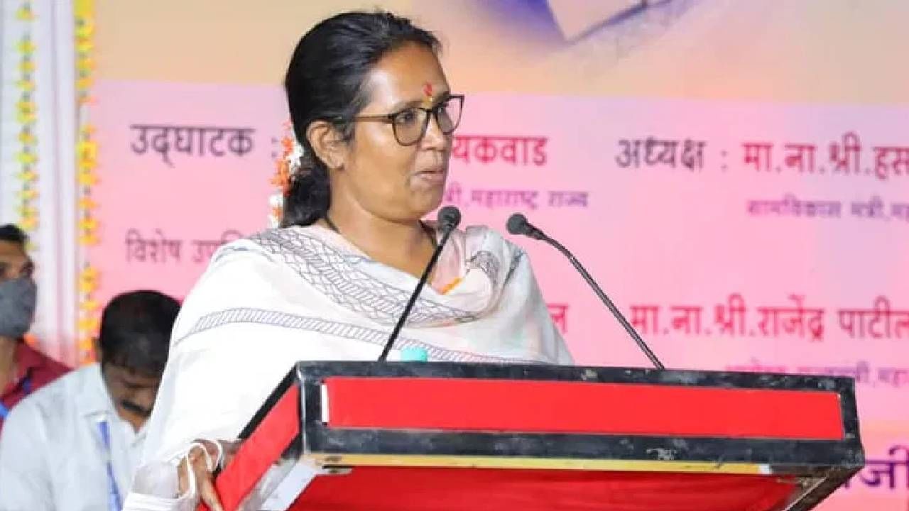 काँग्रेसच्या खासदार वर्षा गायकवाड यांनाही संसदरत्न पुरस्कार जाहीर झाला आहे. संसदेच्या कामकाजात उत्कृष्ट कामगिरी करणाऱ्यांना हा पुरस्कार दिला जातो.