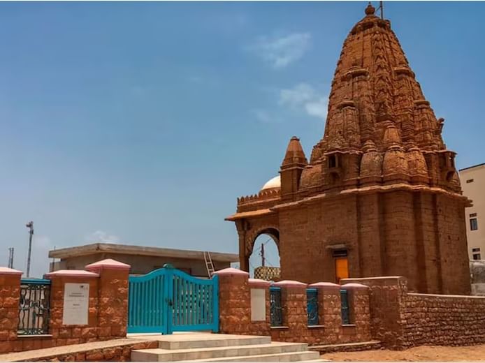  वरुण देव मंदिर पाकिस्तानमध्ये असलेले वरुण देव मंदिर 1000 वर्षांहून अधिक जुने आहे. फाळणीनंतर ते बंद करण्यात आले होते परंतु 2007 मध्ये हिंदू कौन्सिल ऑफ पाकिस्तानच्या संघर्षानंतर ते पुन्हा उघडण्यात आले.