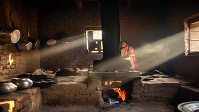 Village Kitchen Vast: स्वयंकपाकघर या रंगांनी सजवल्यामुळे तुमच्या घरामध्ये नांदेल सुख शांती