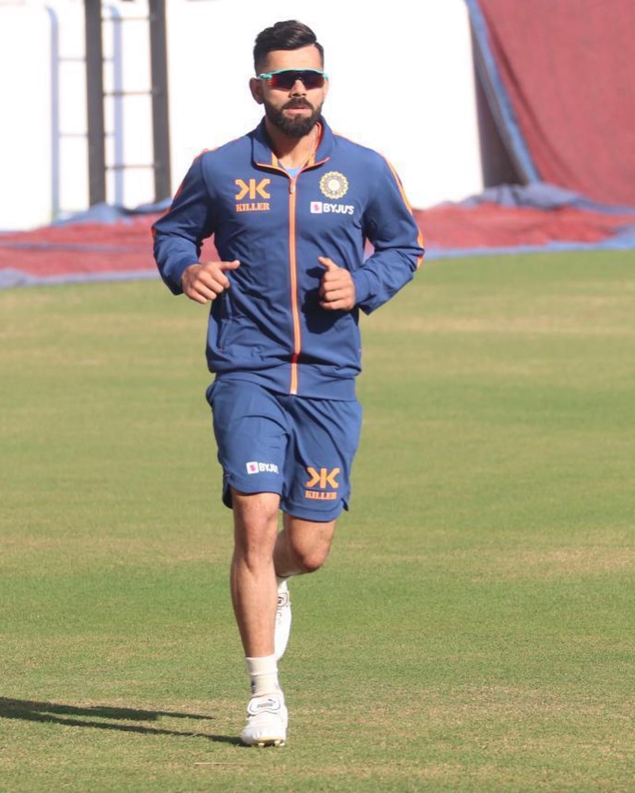 यानंतर आता विराट कोहलीच्या जागी कोण खेळणार? असा प्रश्न उपस्थित होत आहे. या शर्यतीत अनेक तरुण आणि अनुभवी खेळाडूंची नावे चर्चेत आहेत.