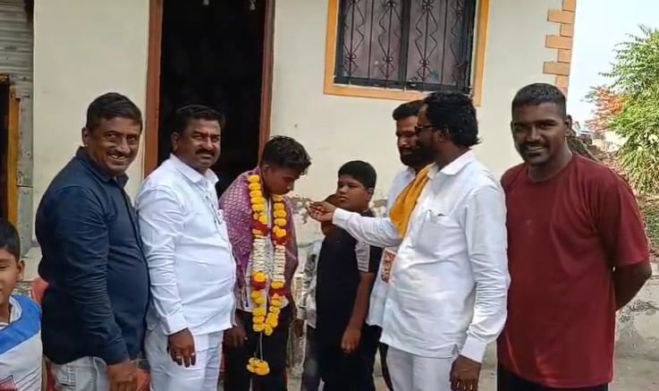 विशाल सलगर याने आता 35 टक्के गुण मिळवत महाविद्यालयीन शिक्षणाची पहिली पायरी चढली आहे.यापुढे चांगले मार्क मिळविण्याचे आश्वासन दिले आहे