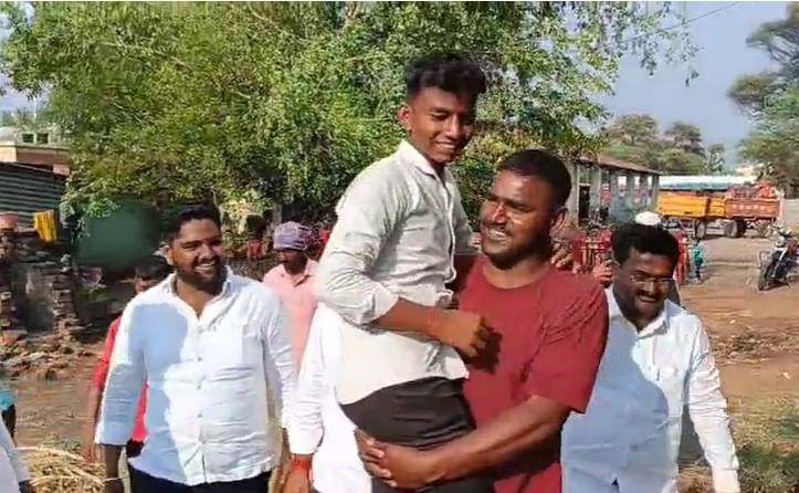 पंढरपूर तालुक्यातील भटुंबरे गावात विशाल सलगर या विद्यार्थ्याला दहावीला 35 टक्के गुण मिळाल्याने त्याची गावातून मिरवणूक काढली आहे.