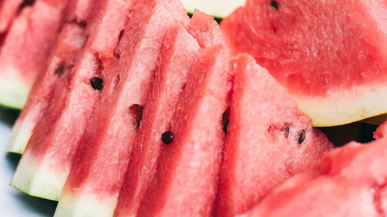 कलिंगडच्या बियांमध्ये असलेले झिंक आणि मॅग्नेशियम शरीराची रोगप्रतिकारक शक्ती मजबूत करण्यास मदत करतात. मजबूत रोगप्रतिकारक शक्ती शरीराला अनेक आजारांपासून वाचवू शकते.