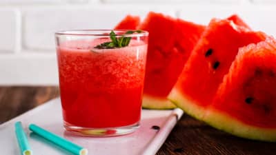 उन्हाळ्यात कलिंगडाचा रस चेहऱ्यावर लावा, मिळतील हे आश्चर्यकारक फायदे; जाणून घ्या