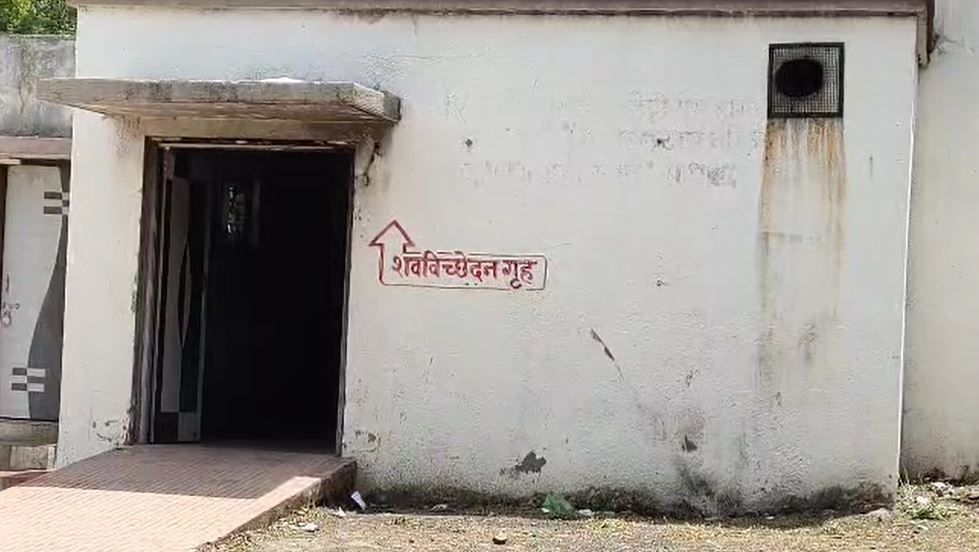 या प्रकरणी कारंजा ग्रामीण पोलिसांनी हत्येचा गुन्हा दाखल केला असून दोन संशयित इसमांना ताब्यात घेतले आहे. तसेच शवविच्छेदनाच्या अहवालानंतर हत्येचे कारण स्पष्ट होणार असल्याचा पोलीस अधीक्षक अनुज तारे यांनी सांगितले.