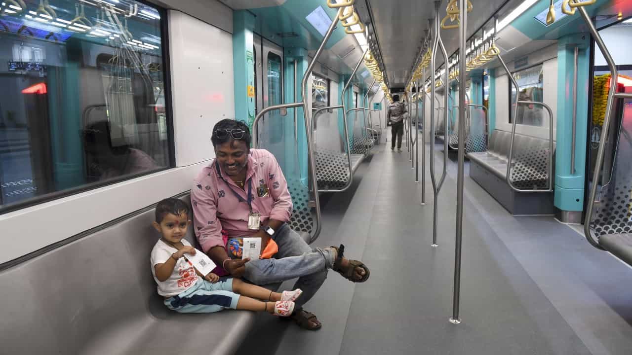 रांगेची झंझट संपली! आता WhatsApp वरून तिकीट मिळवा पटकन आणि सोप्या पद्धतीने